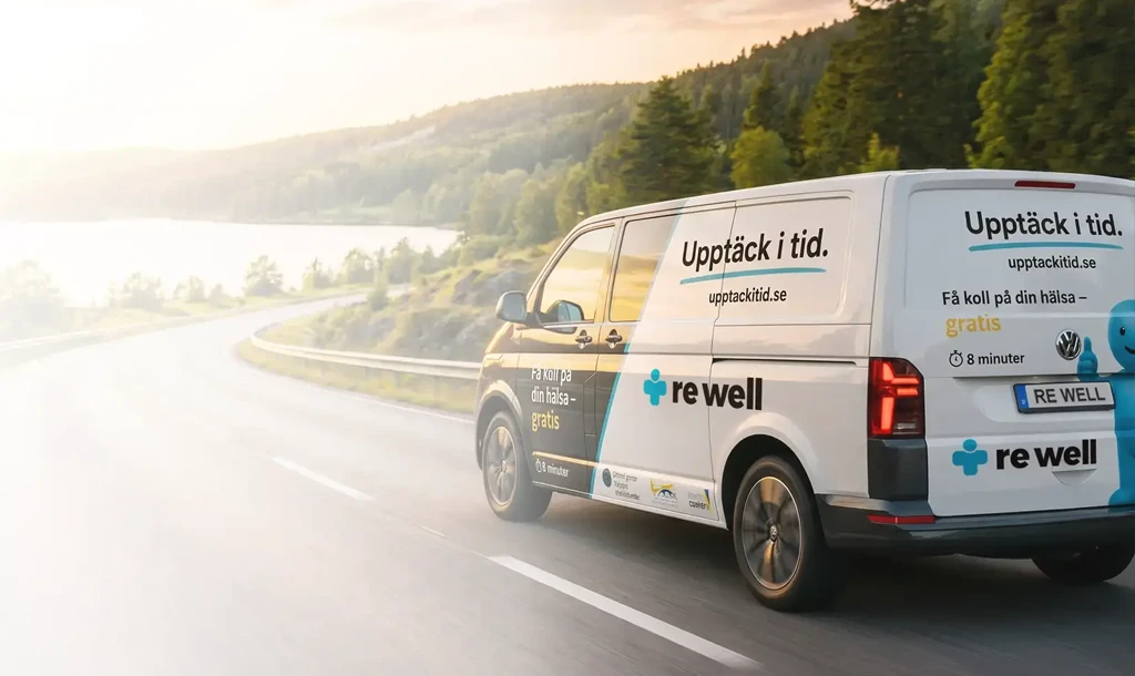 Bild på en blå och vit skåpbil med med logotypen "Upptäck i tid" som kör på en landsväg, på väg till en plats nära dig
